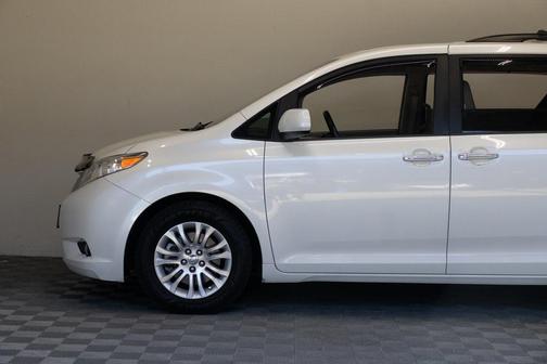 2017 Toyota Sienna XLE Premium