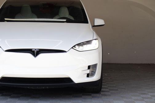Pearl White Multi-Coat 2018 Tesla Model X 75D