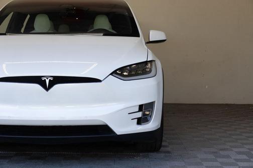 Pearl White Multi-Coat 2018 Tesla Model X 75D