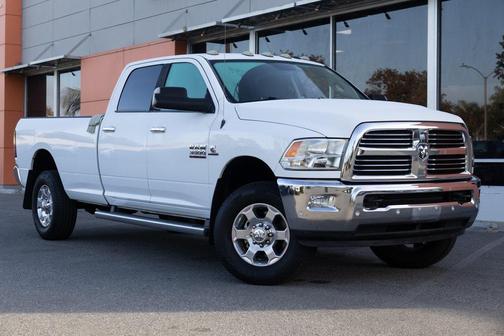 2017 RAM 3500 Big Horn Crew Cab 4x4 8' Box