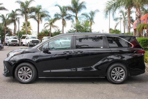 2022 Toyota Sienna LE