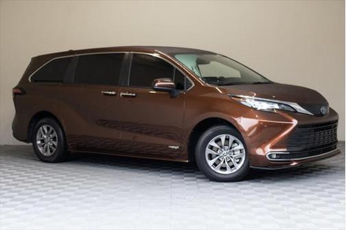 2021 Toyota Sienna XLE 8 Passenger