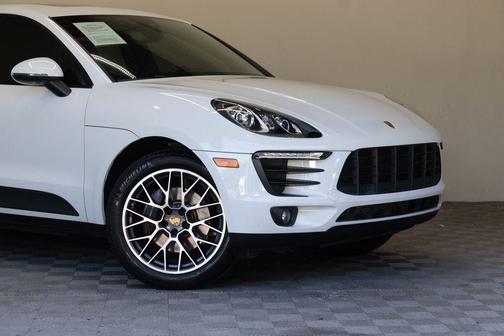 Carrara White Metallic 2018 Porsche Macan Macan Sport Edition