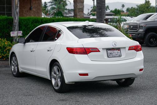 Bellanova White Pearl 2013 Acura ILX 2.0L w/Premium Package