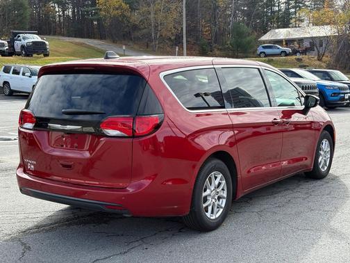 2025 Chrysler Voyager LX