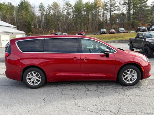 2025 Chrysler Voyager LX