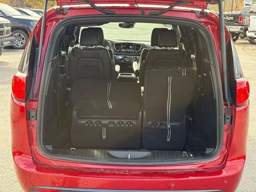 2025 Chrysler Voyager LX