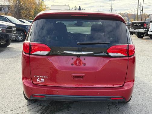 2025 Chrysler Voyager LX