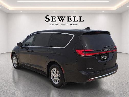 Diamond Black Crystal Pearlcoat 2027 Chrysler Pacifica L