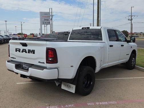 Bright White Clearcoat 2026 RAM 3500 Big Horn Crew Cab 4x4 8' Box