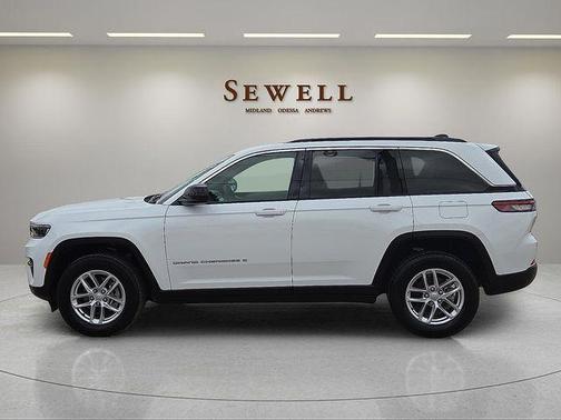Bright White Clearcoat 2025 Jeep Grand Cherokee Laredo