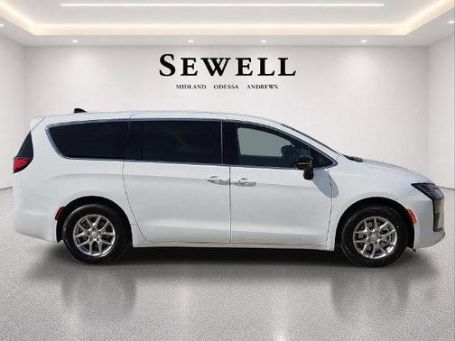 White 2027 Chrysler Pacifica L