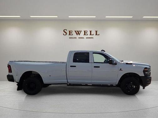 Bright White Clearcoat 2026 RAM 3500 Tradesman Crew Cab 4x4 8' Box