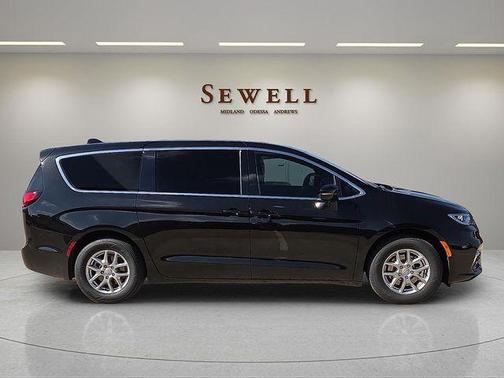 Diamond Black Crystal Pearlcoat 2026 Chrysler Pacifica L