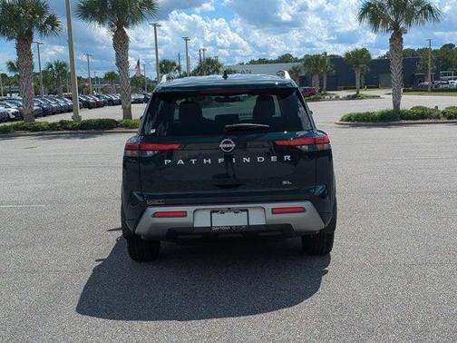 2025 Nissan Pathfinder SL