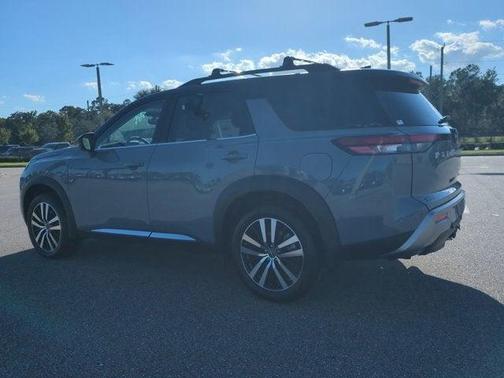 2025 Nissan Pathfinder Platinum