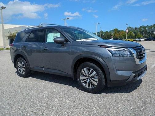 2025 Nissan Pathfinder SL
