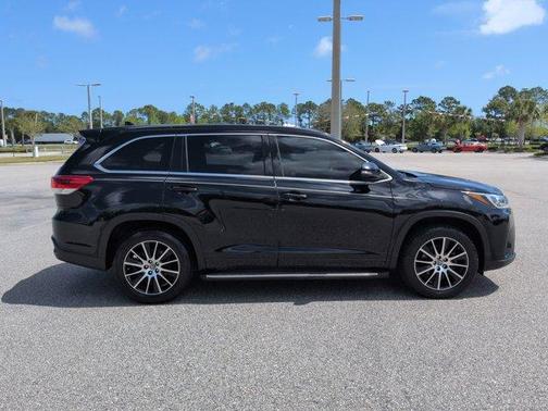 Midnight Black Metallic 2018 Toyota Highlander SE