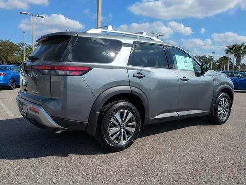 2025 Nissan Pathfinder SL