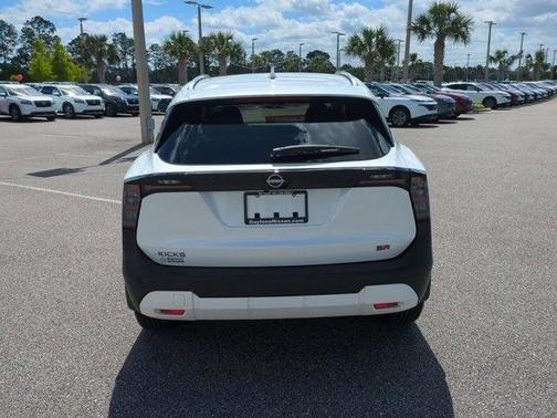 2025 Nissan Kicks SR
