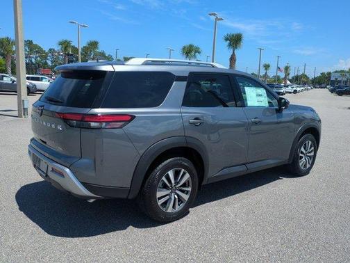 2025 Nissan Pathfinder SL