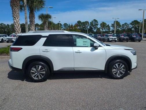 2025 Nissan Pathfinder SL
