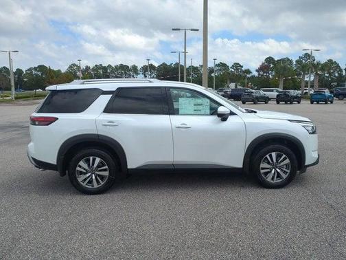 2025 Nissan Pathfinder SL