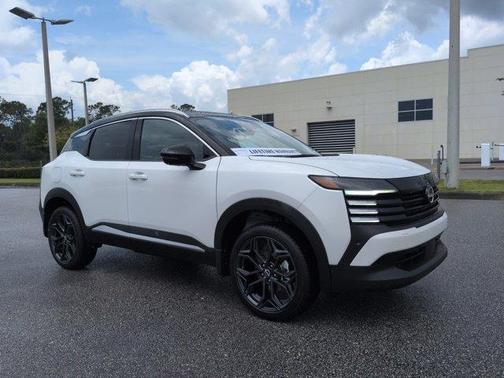 2t Wht Blk Roof 2026 Nissan Kicks SR