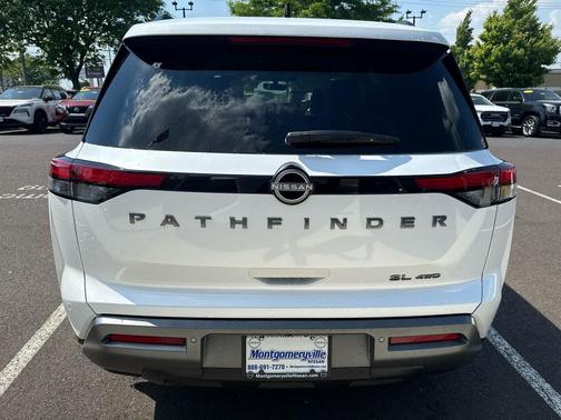 Everest White Pearl Tricoat 2026 Nissan Pathfinder SL