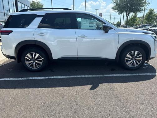 Everest White Pearl Tricoat 2026 Nissan Pathfinder SL