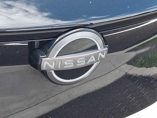 Everest White Pearl Tricoat/Black Diamond Pearl 2023 Nissan ARIYA PLATINUM+