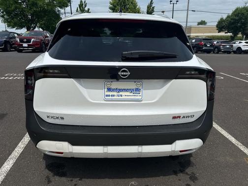 Aspen White Tricoat 2026 Nissan Kicks SR
