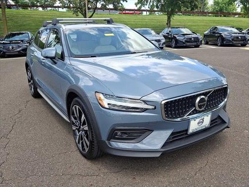 2024 Volvo V60 Cross Country B5 Ultimate