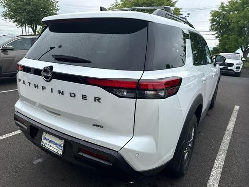 Everest White Pearl Tricoat 2026 Nissan Pathfinder SV