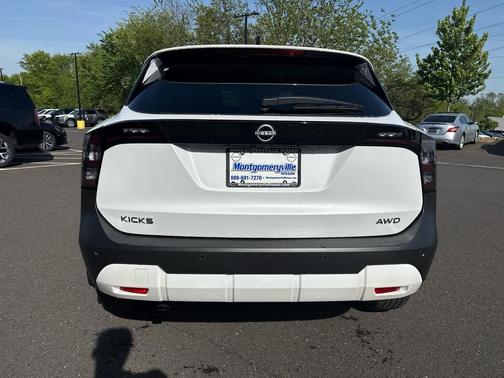 Aspen White Tricoat 2026 Nissan Kicks SV