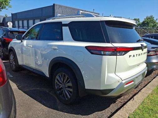 2023 Nissan Pathfinder SL 4WD