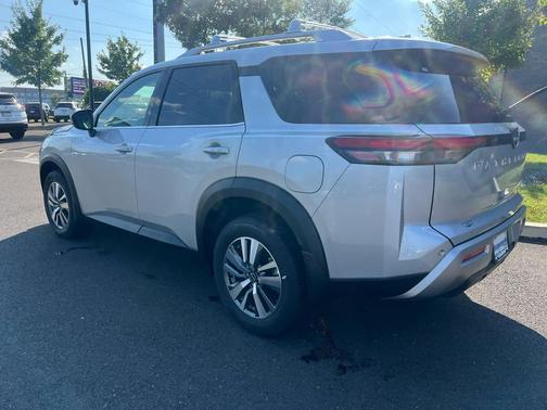 2025 Nissan Pathfinder SL 4WD