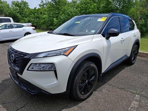 Pearl White Tricoat/Super Black 2023 Nissan Rogue SV