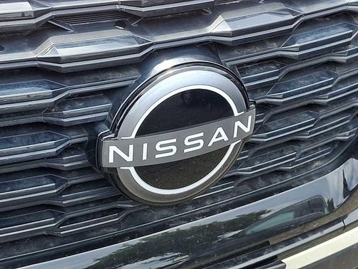 Pearl White Tricoat/Super Black 2023 Nissan Rogue SV