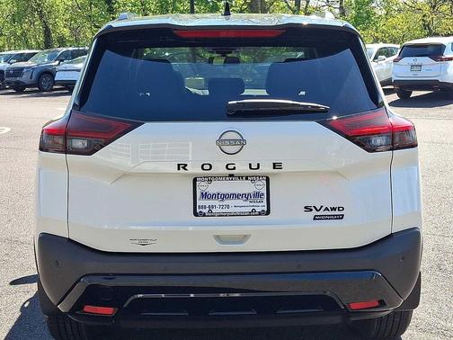 Pearl White Tricoat/Super Black 2023 Nissan Rogue SV
