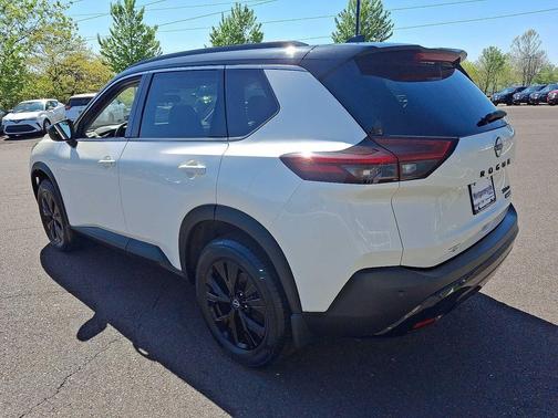 Pearl White Tricoat/Super Black 2023 Nissan Rogue SV