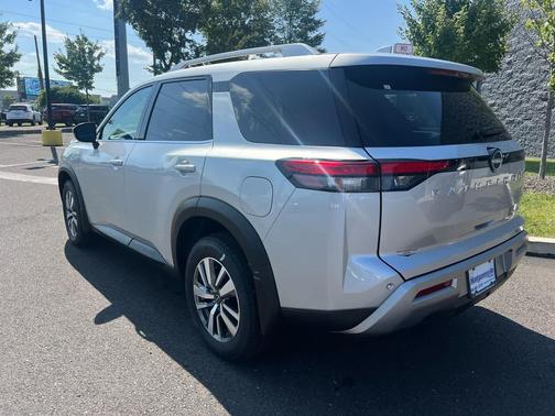 2025 Nissan Pathfinder SL 4WD