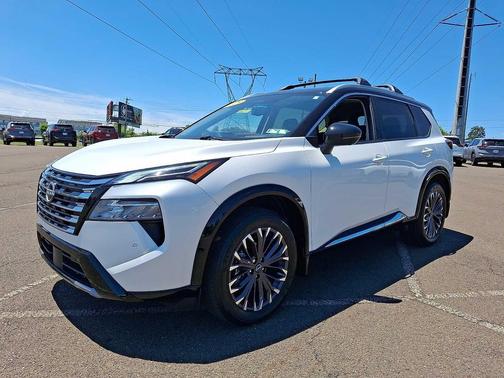 Everest White Pearl/Super Black 2025 Nissan Rogue Platinum