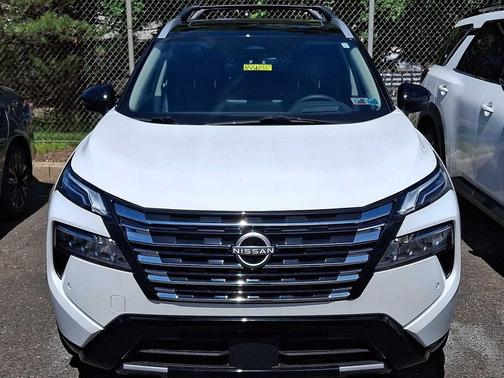 Everest White Pearl/Super Black 2025 Nissan Rogue Platinum