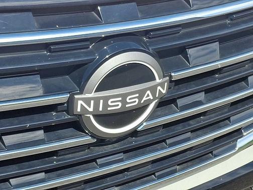 Everest White Pearl/Super Black 2025 Nissan Rogue Platinum