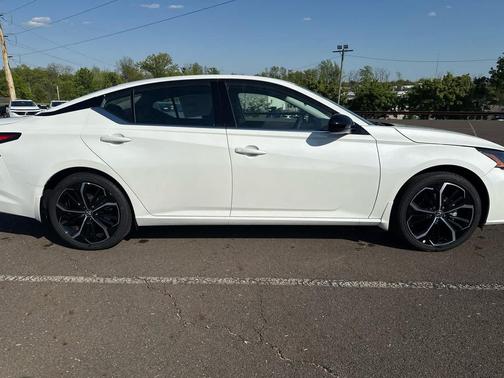 Pearl White Tricoat 2025 Nissan Altima SR FWD