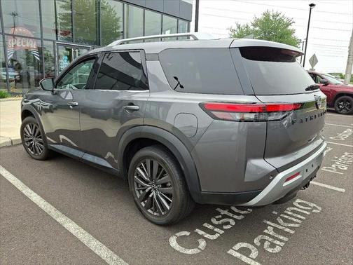 2022 Nissan Pathfinder SL 2WD