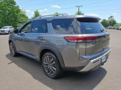 2022 Nissan Pathfinder SL 2WD