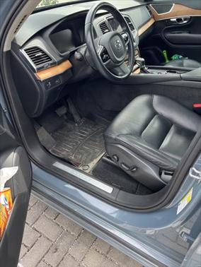 2021 Volvo XC90 T6 Momentum