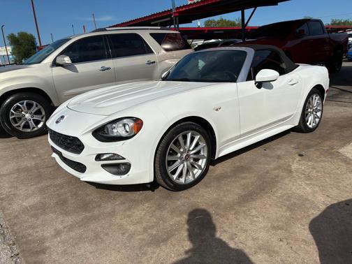 WHITE 2017 FIAT 124 Spider Base